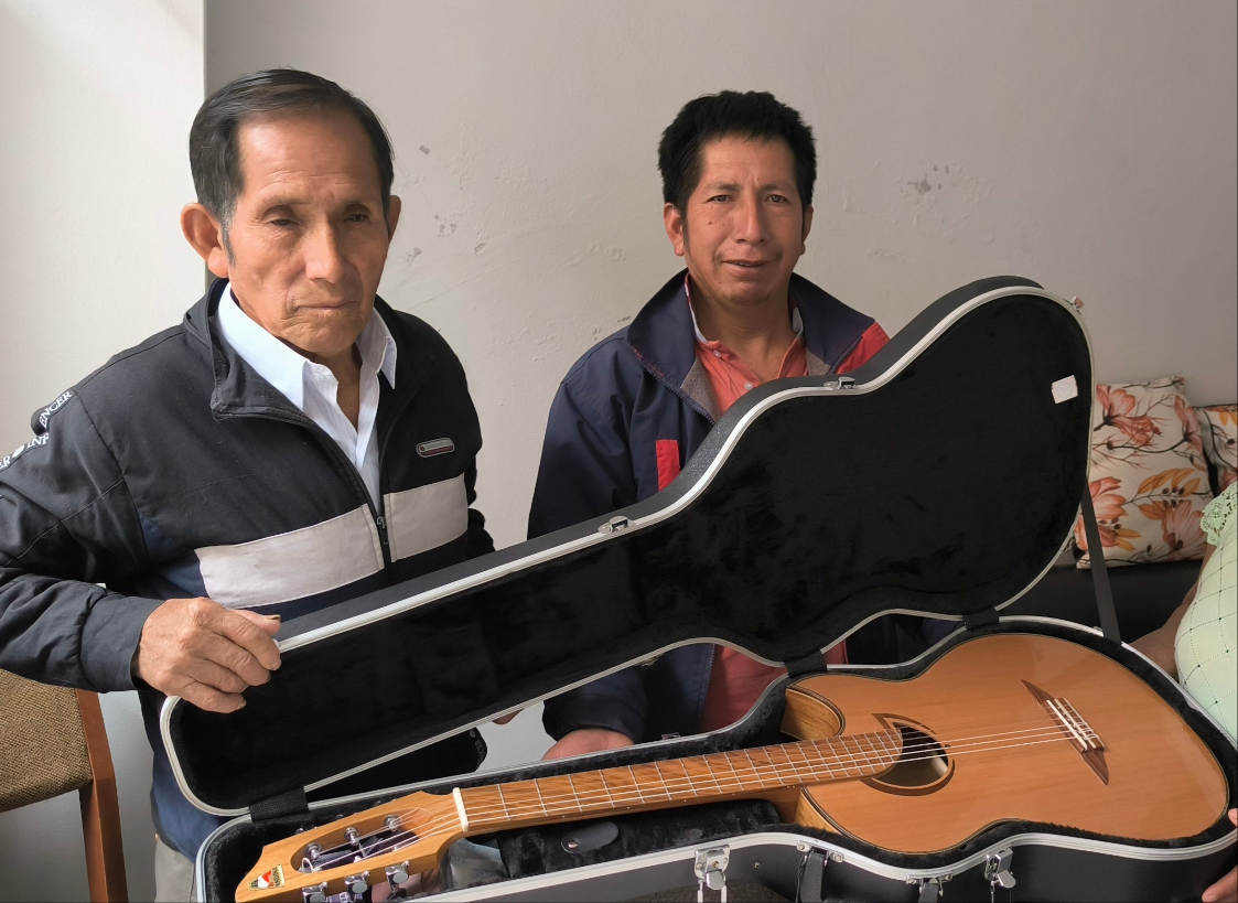 Clientes con su guitarra luna andina
