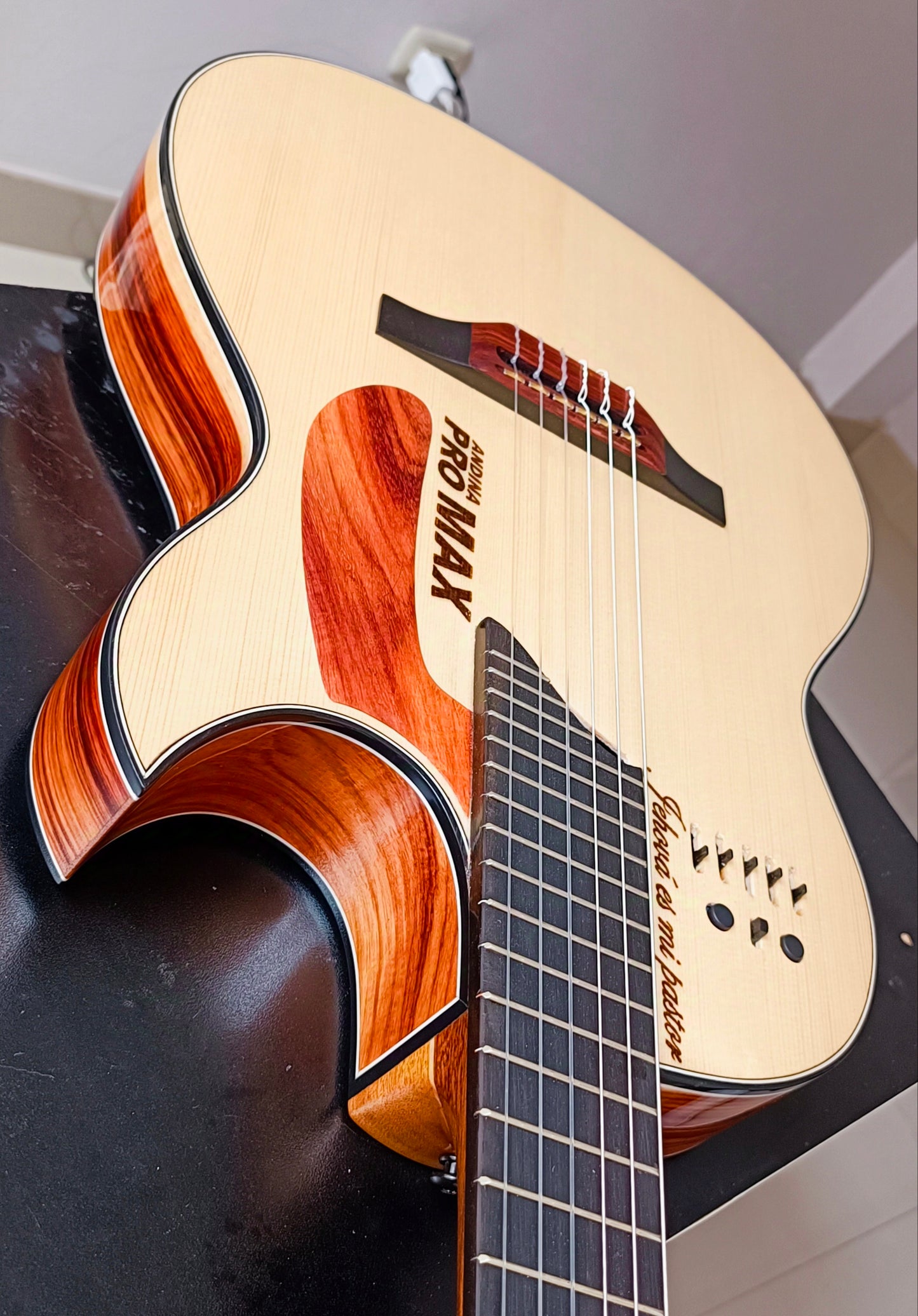 Cientos de guitarras personalizadas