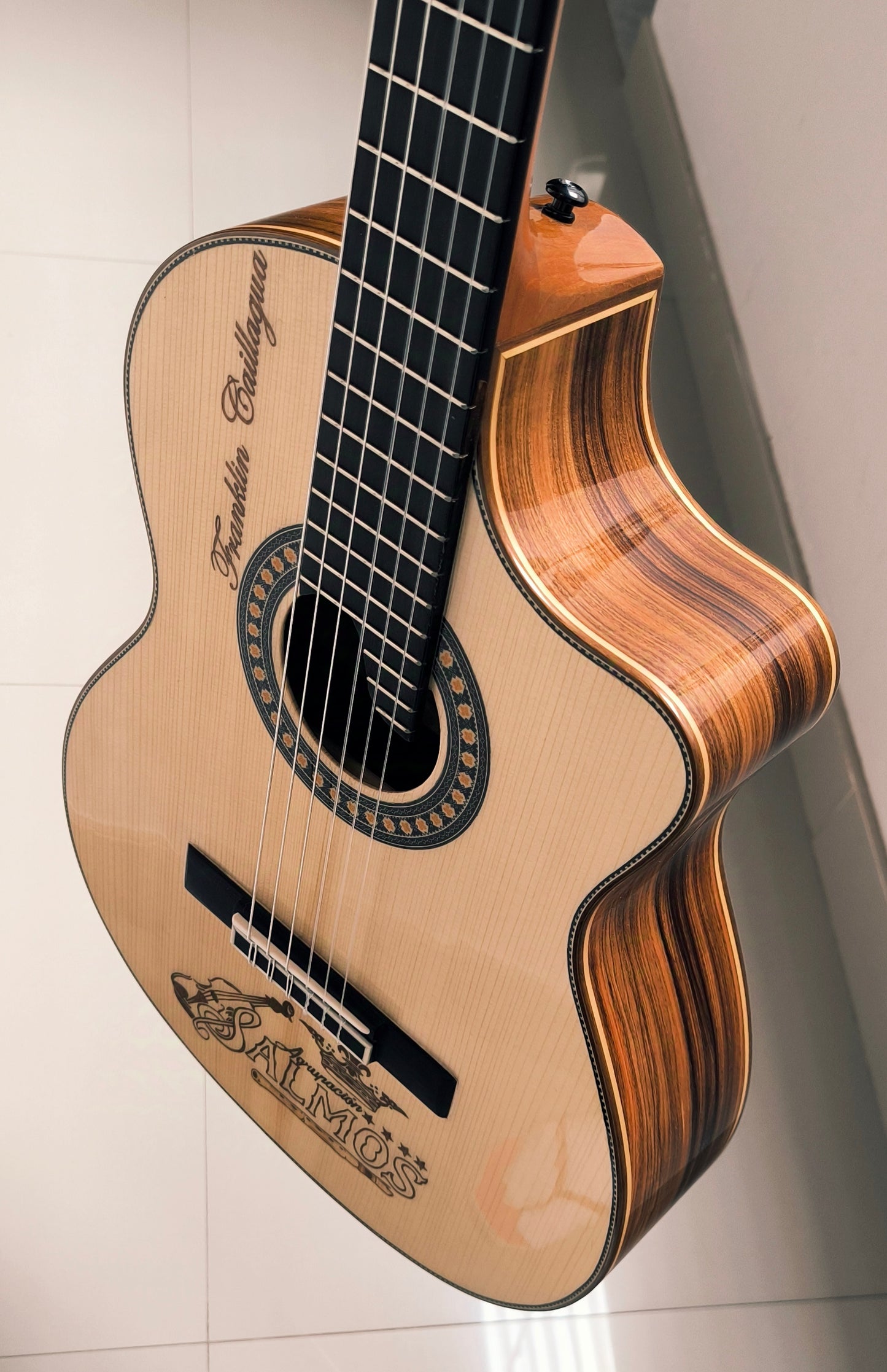 Cientos de guitarras personalizadas