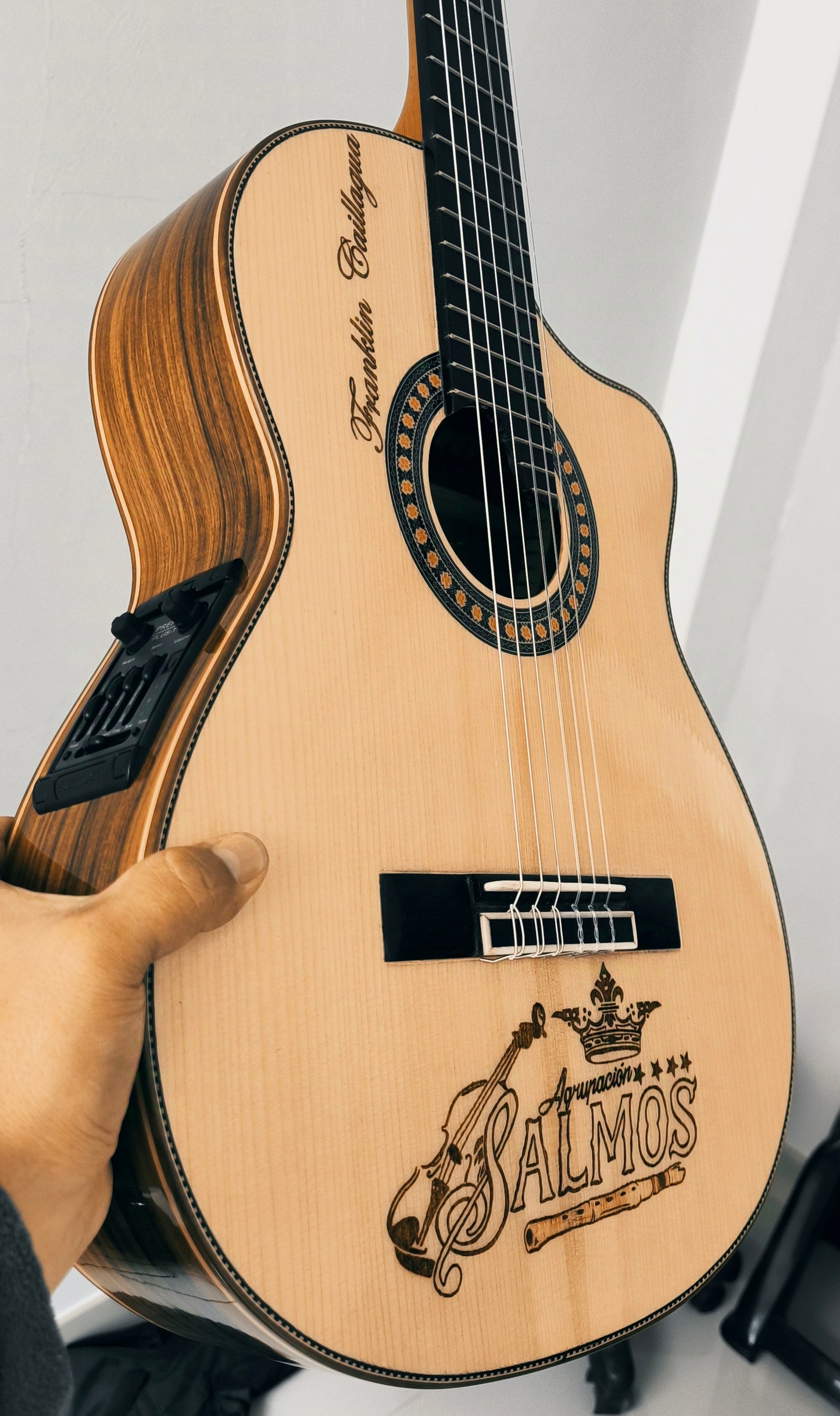 Cientos de guitarras personalizadas