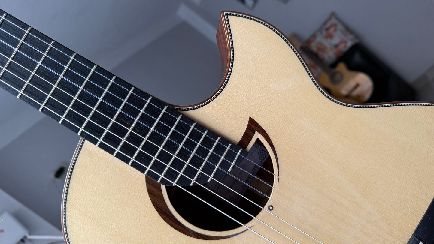 Luna Andina - Guitarra Electroacústica Artesanal con Bluetooth y Efectos Digitales