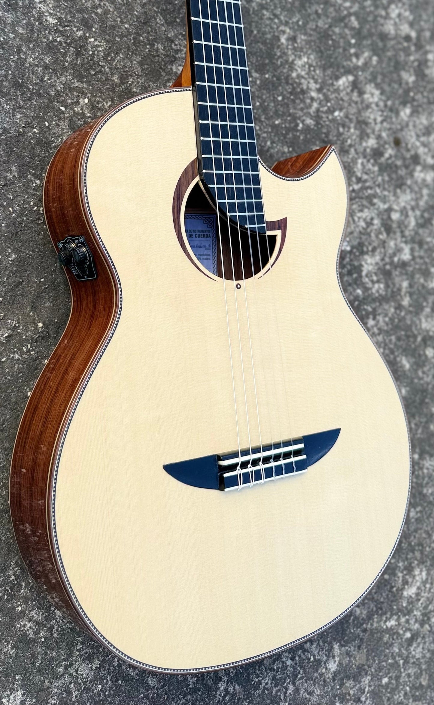 Luna Andina - Guitarra Electroacústica Artesanal con Bluetooth y Efectos Digitales