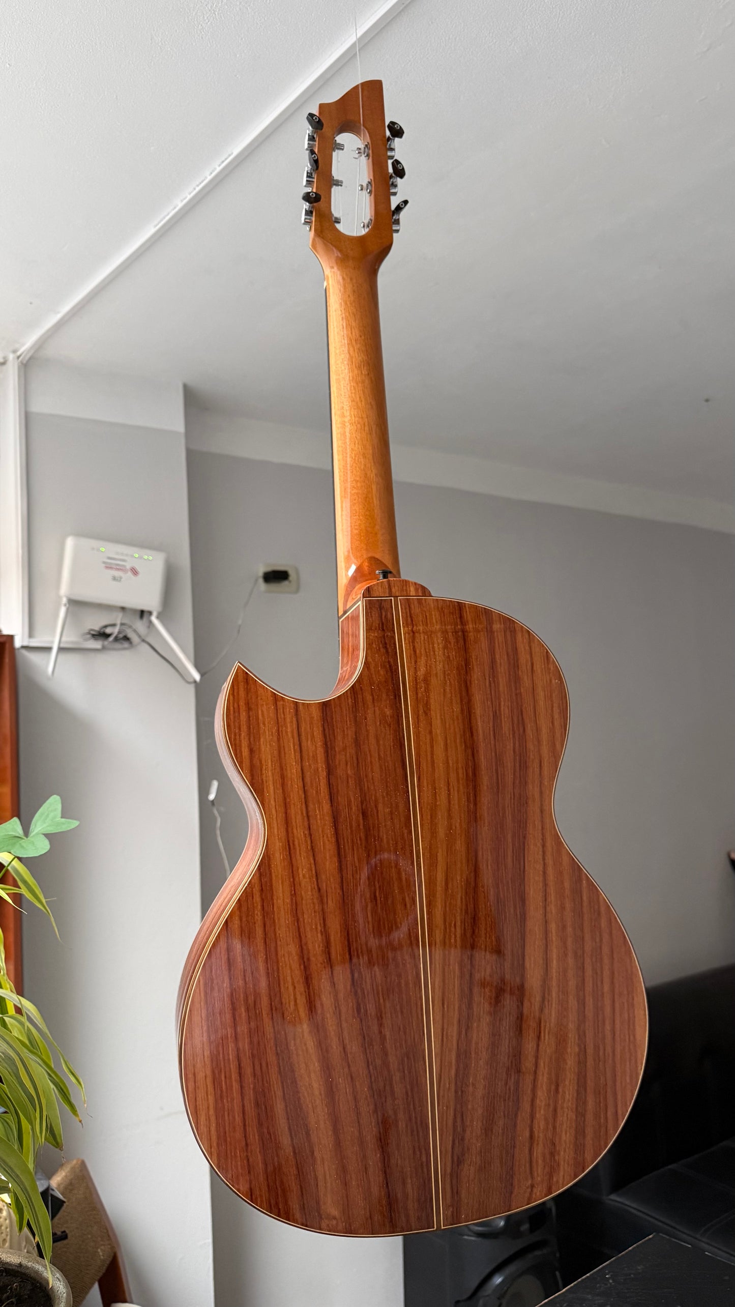 Luna Andina - Guitarra Electroacústica Artesanal con Bluetooth y Efectos Digitales