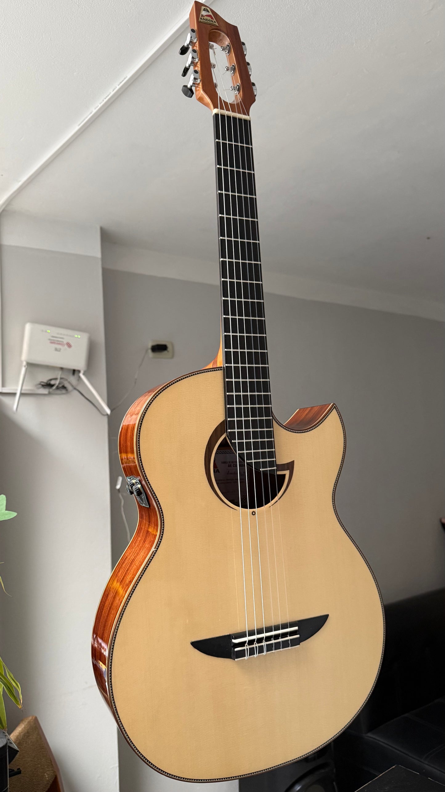 Luna Andina - Guitarra Electroacústica Artesanal con Bluetooth y Efectos Digitales