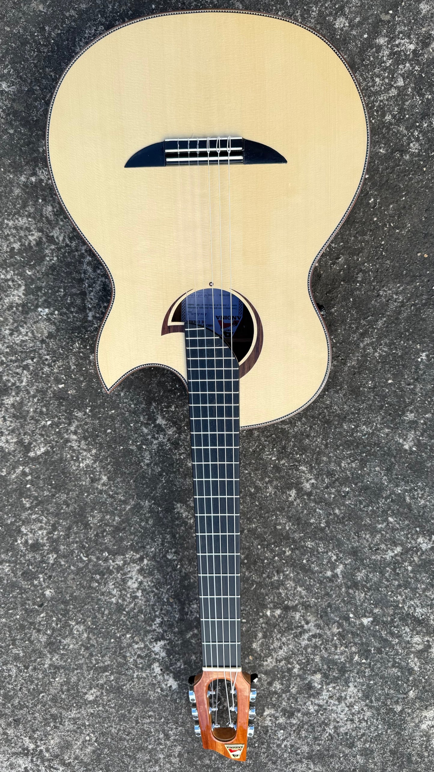 Luna Andina - Guitarra Electroacústica Artesanal con Bluetooth y Efectos Digitales