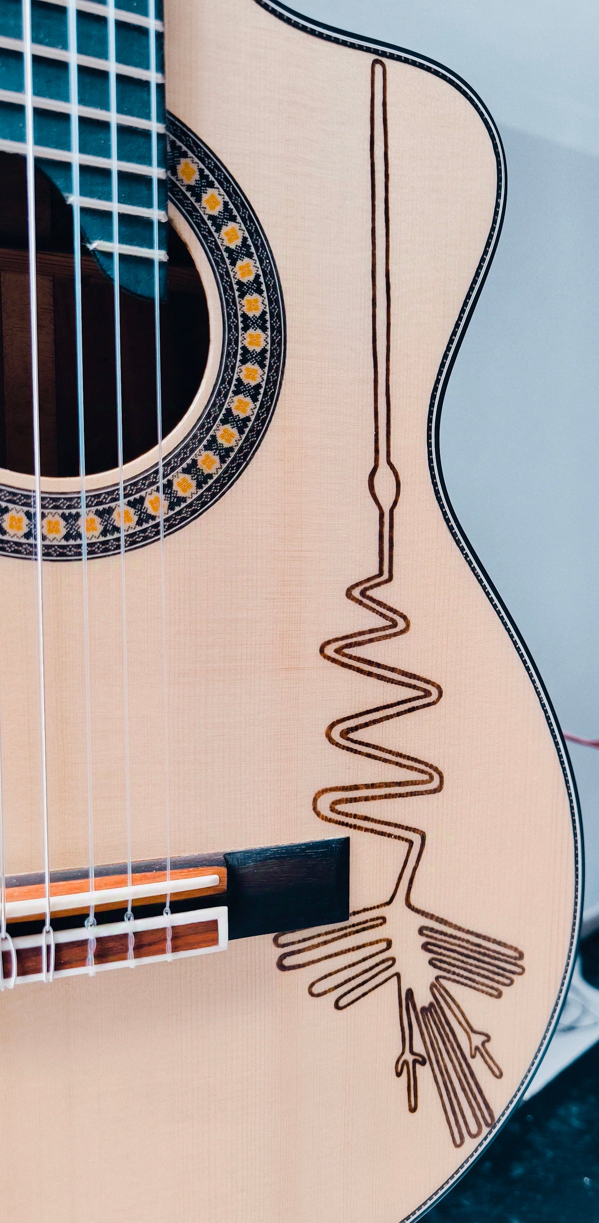Guitarra Andina AN500 Premium Profesional - Ébano y Pino Báltico con Sistema ARTEC EDGE Z