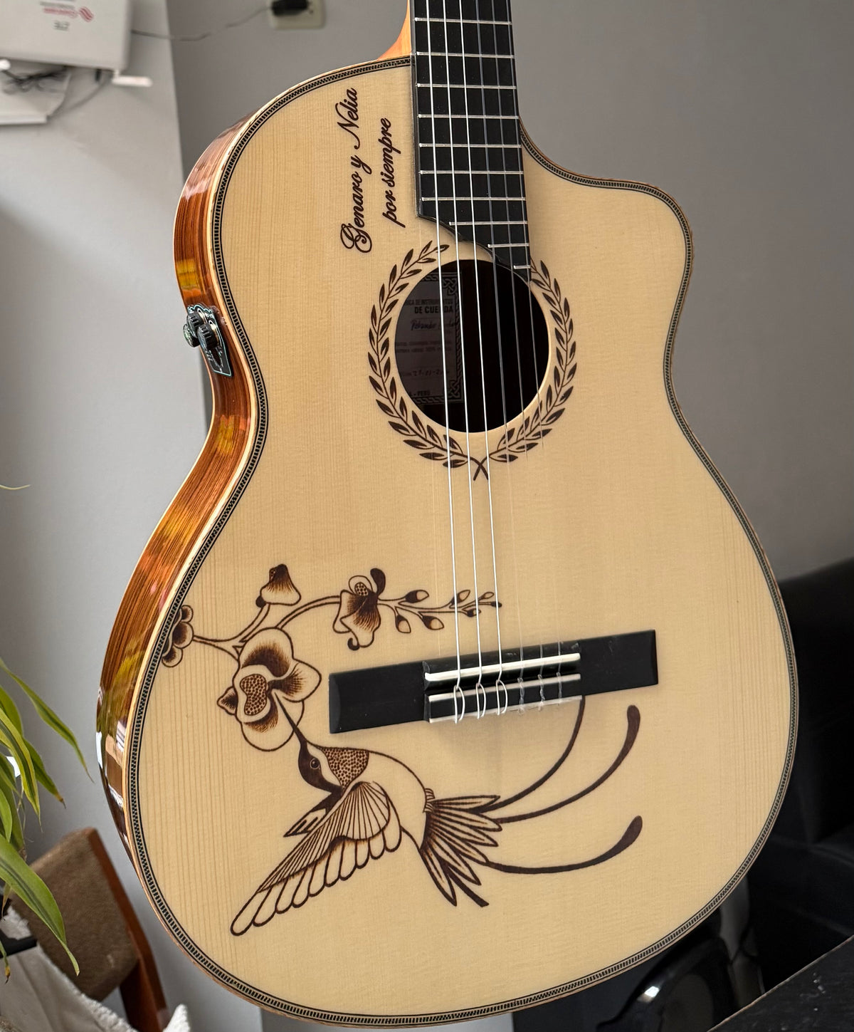 Detalle del mástil y diapasón de guitarra andina profesional de palisandro