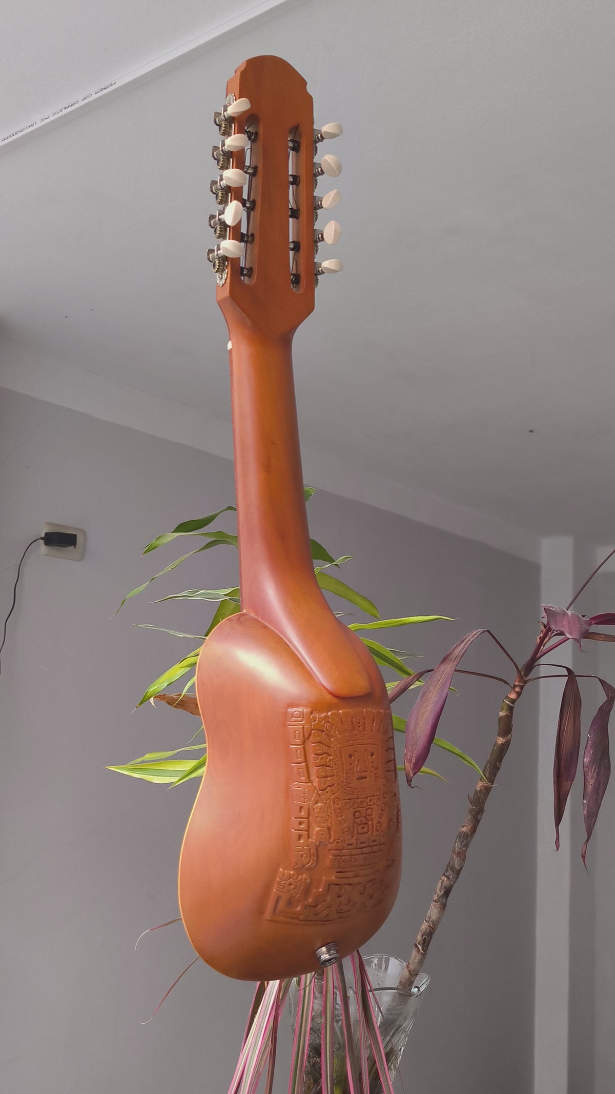 Charango Andino Tallado - Artesanal con Diseño en Alto Relieve