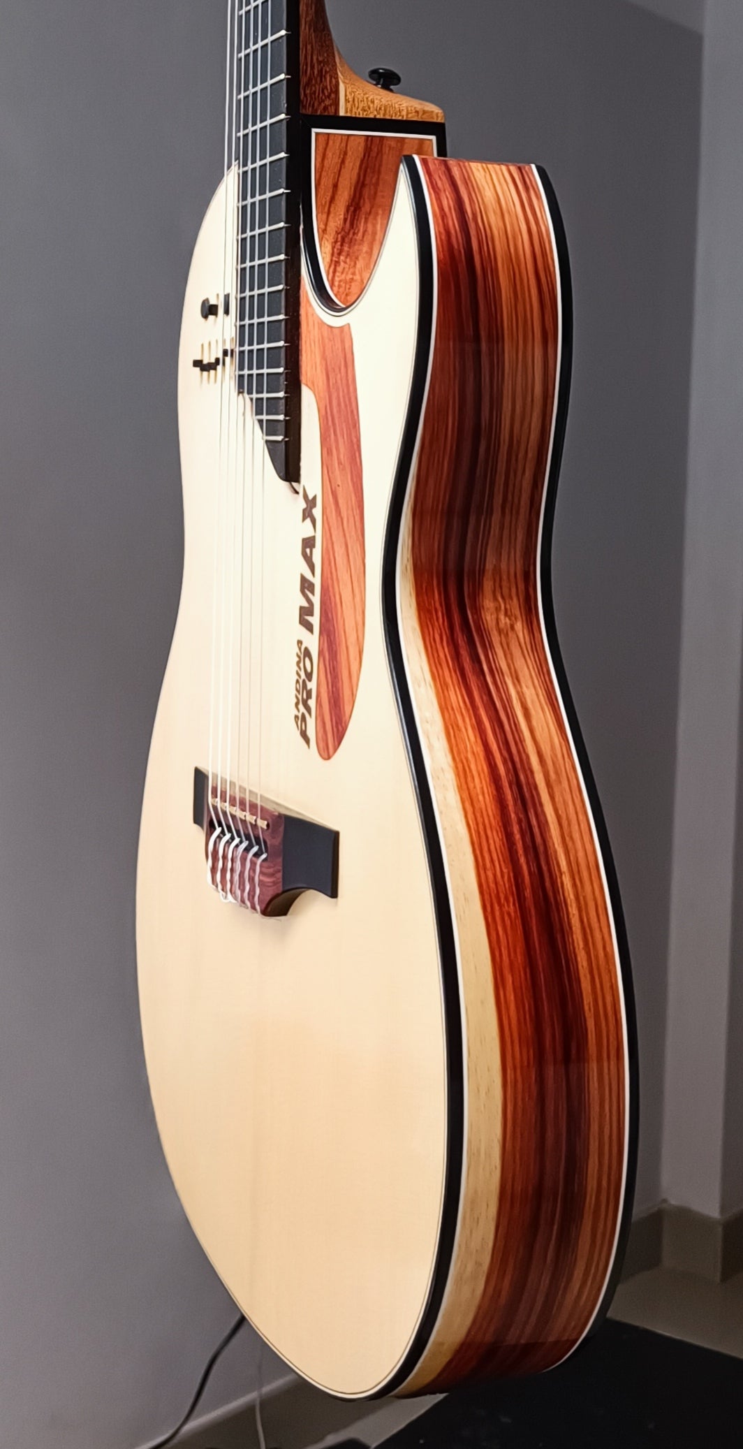 Guitarra Andina Pro Max Gold Profesional - Hecha a Mano con Sistema MIDI