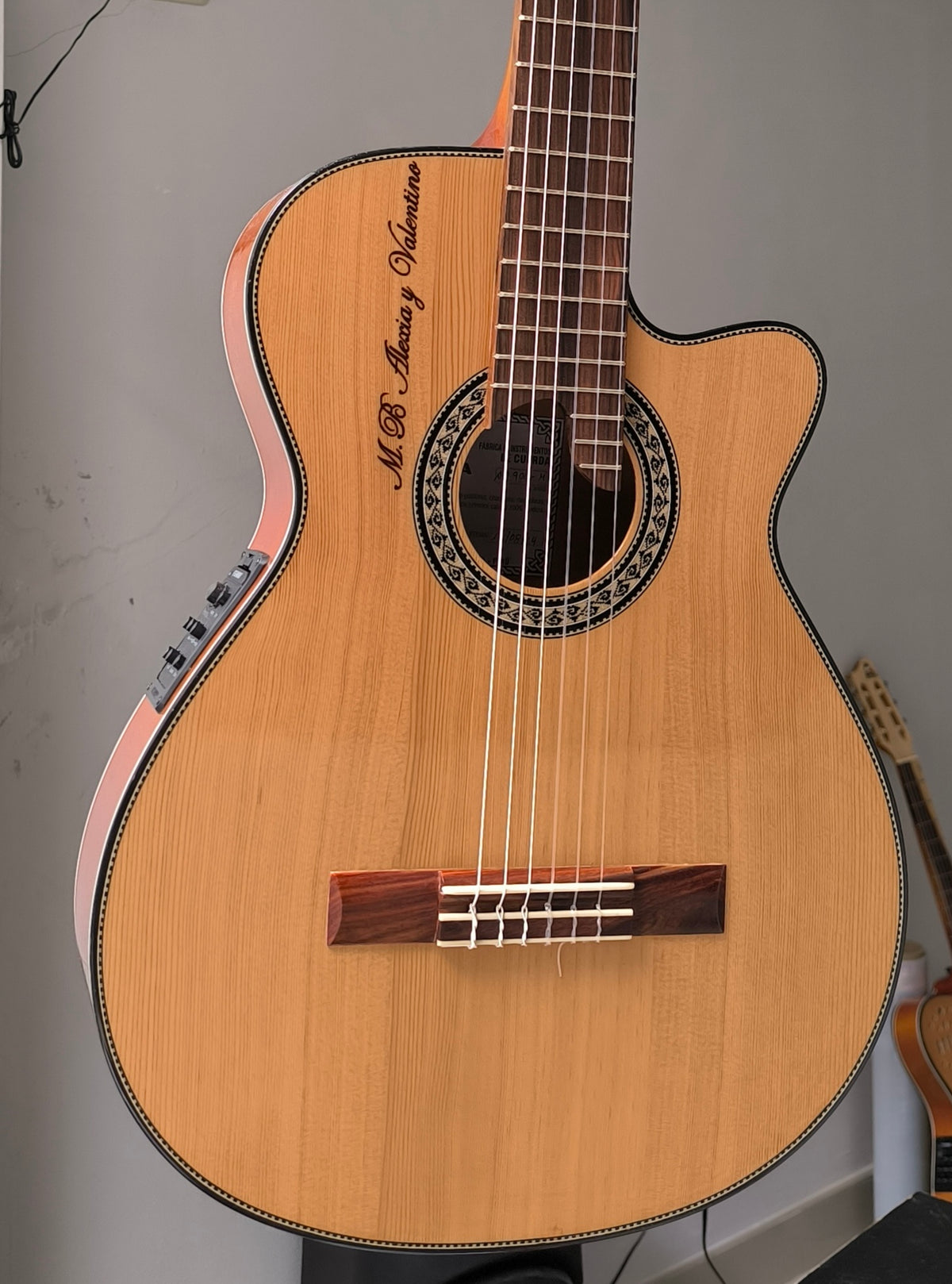Guitarra Andina AN900 - Electroacústica con Cutaway - Caoba y Pino Oregón
