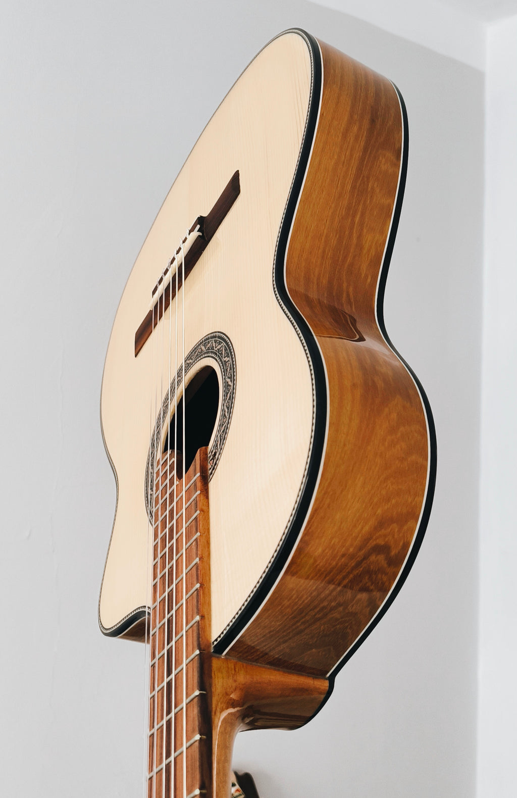 Guitarra Andina AN Slim Belcat - Electroacústica Delgada 6.5cm con Sistema Oculto