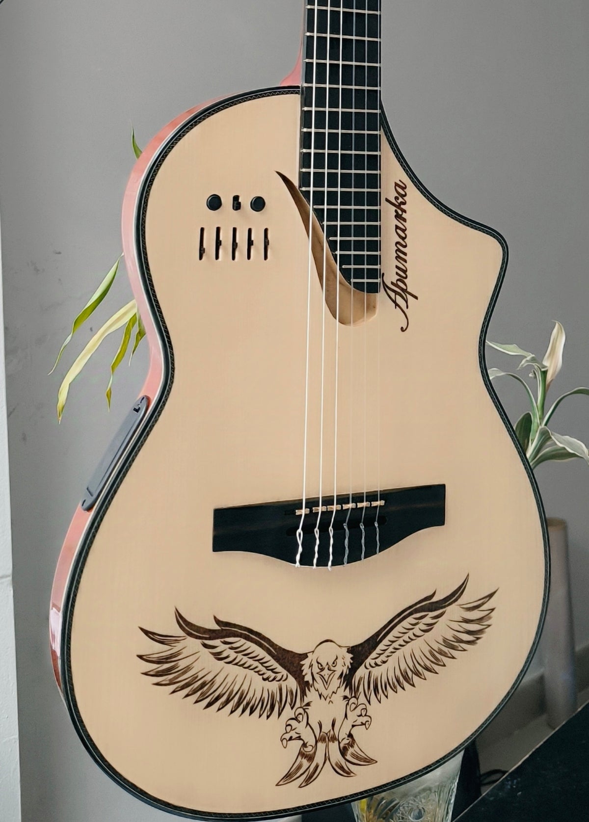 Guitarra Andina Concert Dorada Profesional - Semisólida con Sistema RMC Bañado en Oro