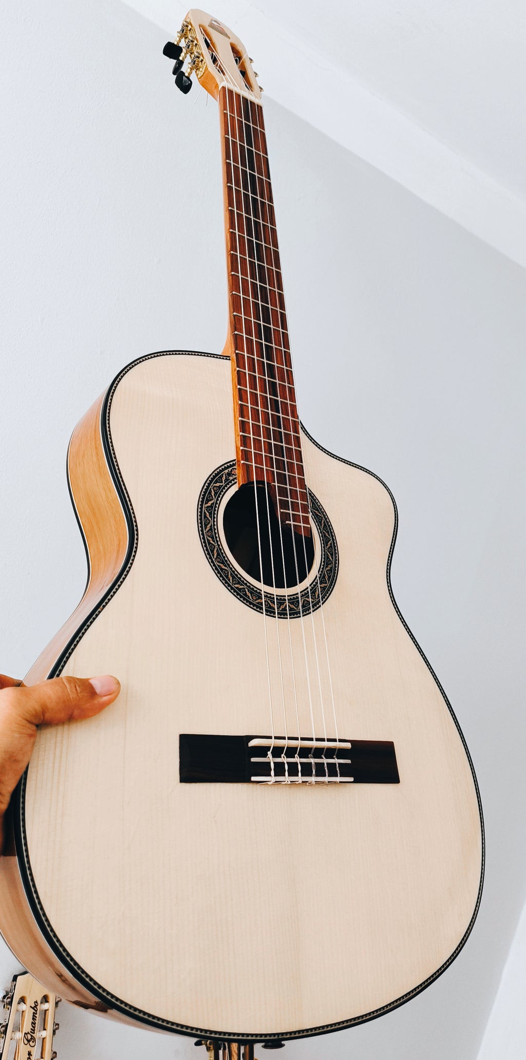 Guitarra Andina AN Slim Belcat - Electroacústica Delgada 6.5cm con Sistema Oculto